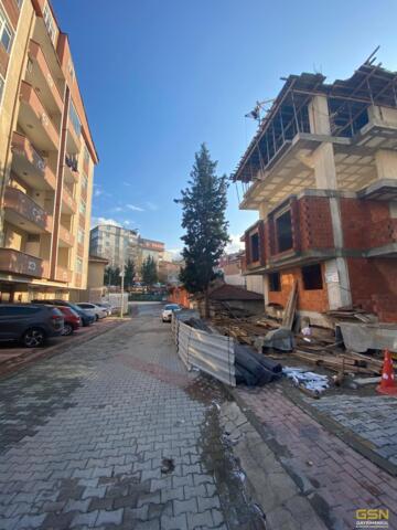 1-ÇAYIROVA YENİMAHALLE'DE MERKEZİ  KONUMDA DAİRELER